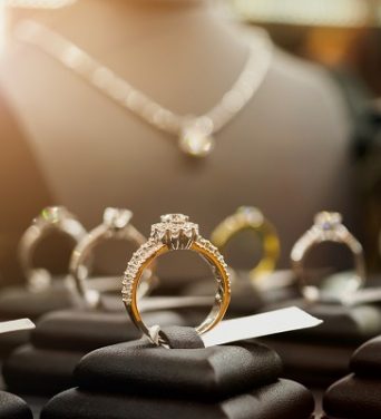 jewelry-diamond-rings-necklaces-show-luxury-retail-store-window-display-showcase